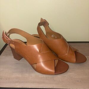 Clark’s Deva Janie Tan Leather Crisscross Stacked Heel Sandal